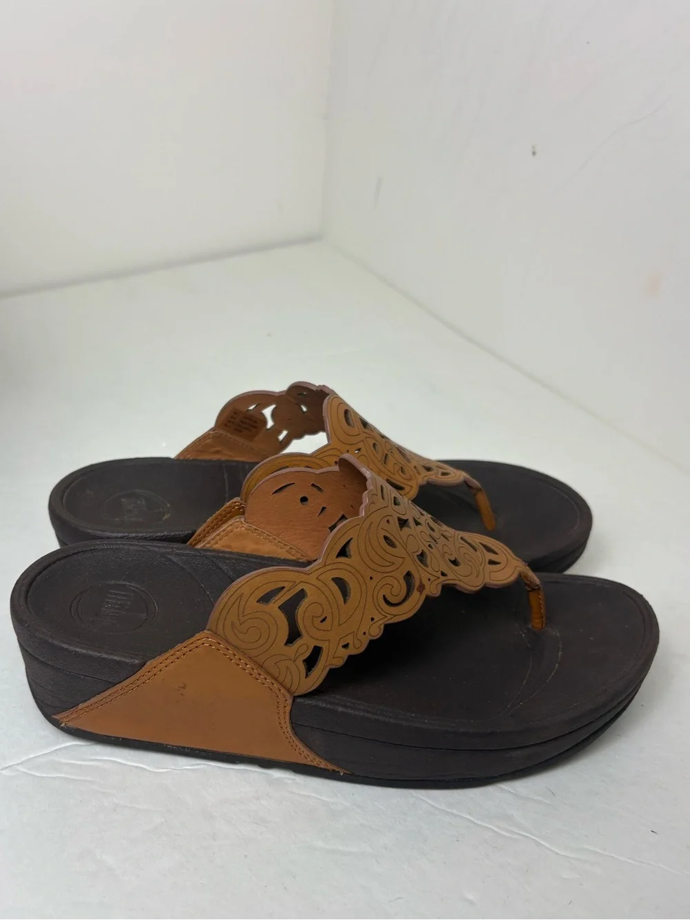 FitFlop Flora Leather Toe-post Brown Thong Sandal Size 6 Flip Flops